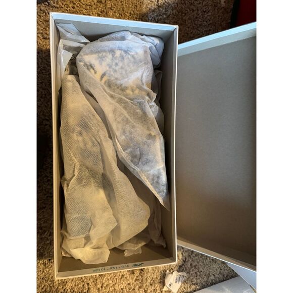 NIB Betsey Johnson Roo Blue Floral Heels Size 7 - Picture 1 of 3